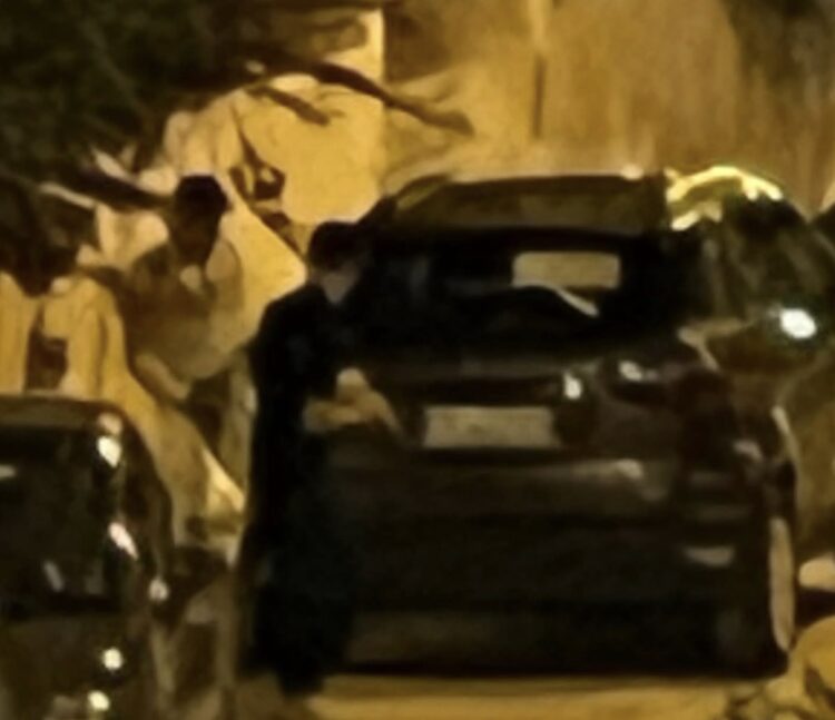 Marina di Ragusa, urina su auto in sosta. Monta la polemica