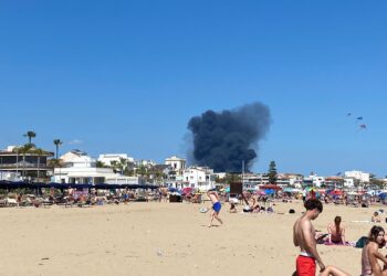 Marina di Ragusa, fumo nero visibile da piazza Malta. Incendio alla foce del fiume Irminio