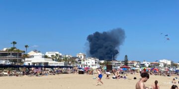 Marina di Ragusa, fumo nero visibile da piazza Malta. Incendio alla foce del fiume Irminio