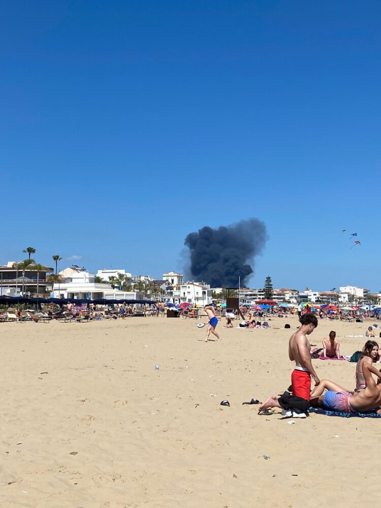Marina di Ragusa, fumo nero visibile da piazza Malta. Incendio alla foce del fiume Irminio