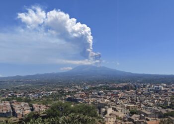 L’Etna si è risvegliata, al momento voli regolari
