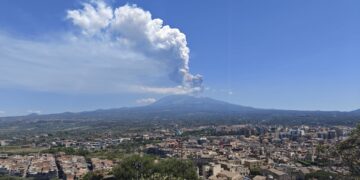 L’Etna si è risvegliata, al momento voli regolari