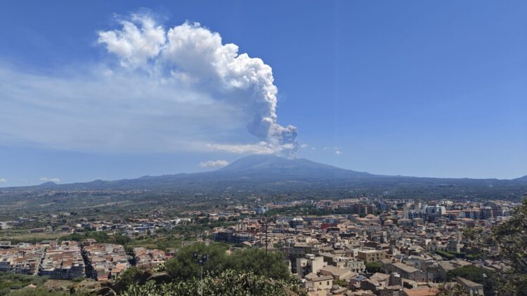 L’Etna si è risvegliata, al momento voli regolari