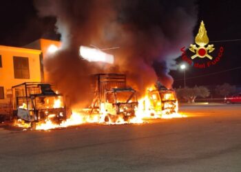 Vittoria, incendiati tre camion in prossimità di un magazzino ad Alcerito