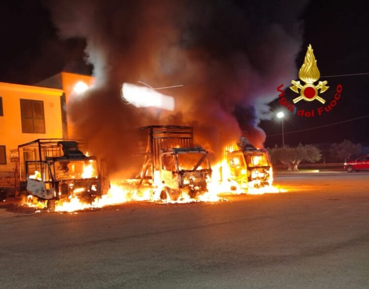 Vittoria, incendiati tre camion in prossimità di un magazzino ad Alcerito