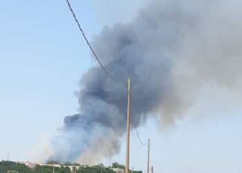 Valle dell’Ippari in fiamme, sul posto i vigili del fuoco