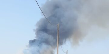 Valle dell’Ippari in fiamme, sul posto i vigili del fuoco