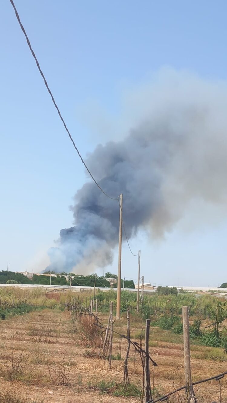 Valle dell’Ippari in fiamme, sul posto i vigili del fuoco