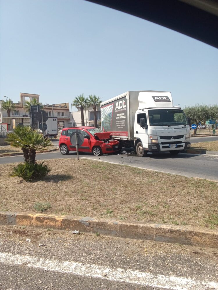 Vittoria, scontro tra un’auto e un tir: un ferito
