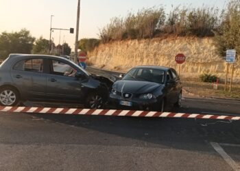 Vittoria, scontro violento tra due auto perché il semaforo non funziona