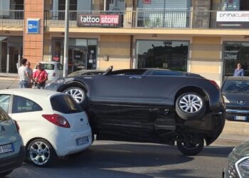 Modica, finisce con le ruote dell’auto in bilico su un’altra vettura