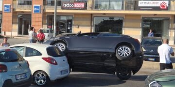 Modica, finisce con le ruote dell’auto in bilico su un’altra vettura