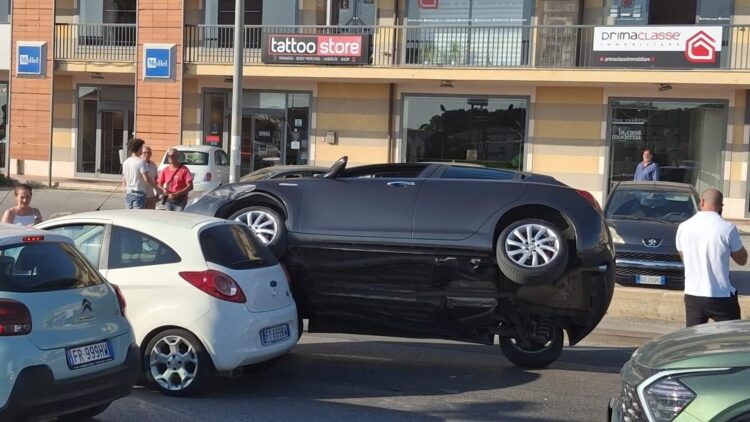 Modica, finisce con le ruote dell’auto in bilico su un’altra vettura