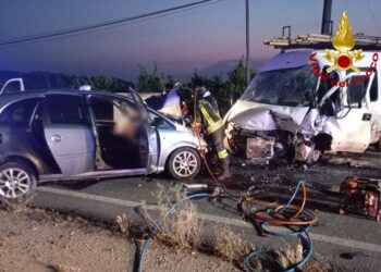 Incidente notturno, dieci feriti nello scontro tra un’auto e un furgone