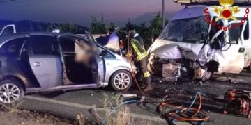 Incidente notturno, dieci feriti nello scontro tra un’auto e un furgone