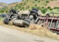 Un autoarticolato che trasporta rotoballe di fieno si è ribaltato, ferito l’autista
