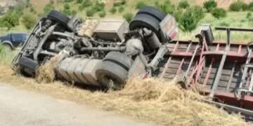 Un autoarticolato che trasporta rotoballe di fieno si è ribaltato, ferito l’autista