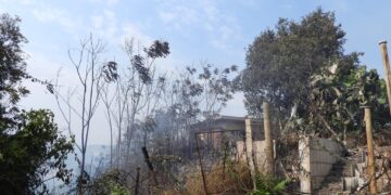 Acate, incendio minaccia due abitazioni