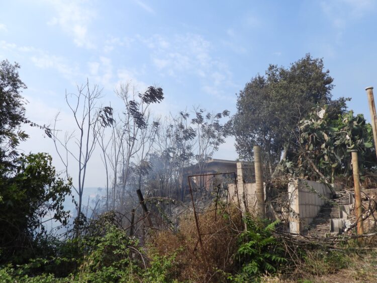 Acate, incendio minaccia due abitazioni