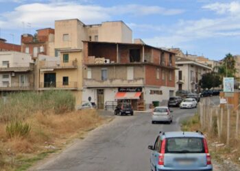 Vittoria, molesta una giovanissima mamma e rischia il linciaggio