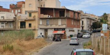 Vittoria, molesta una giovanissima mamma e rischia il linciaggio