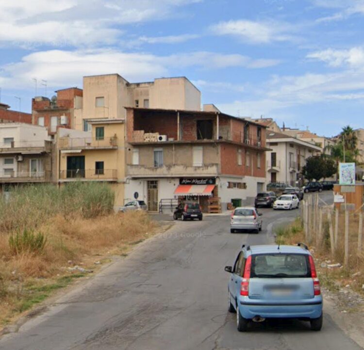 Vittoria, molesta una giovanissima mamma e rischia il linciaggio