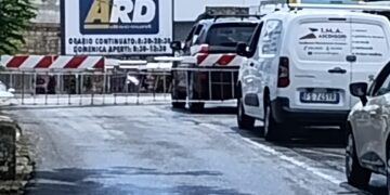 Vittoria, resta con l’auto dentro il passaggio a livello