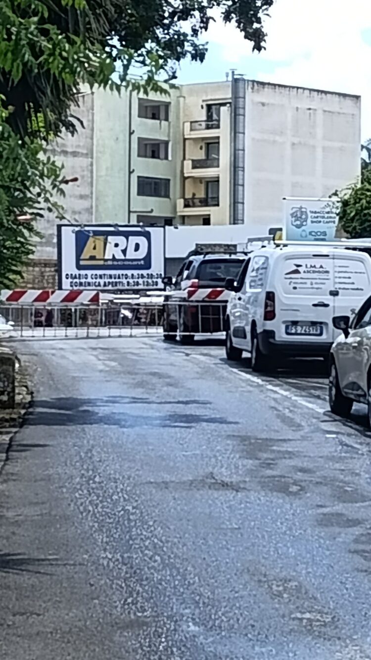 Vittoria, resta con l’auto dentro il passaggio a livello