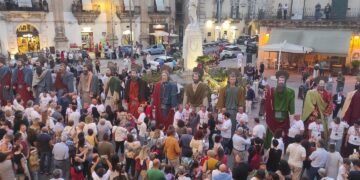 Modica, un autentico trionfo la sfilata dei “Santoni di San Pietro”