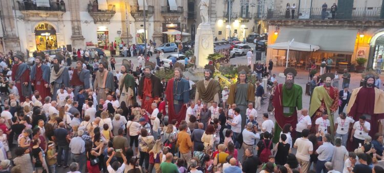 Modica, un autentico trionfo la sfilata dei “Santoni di San Pietro”