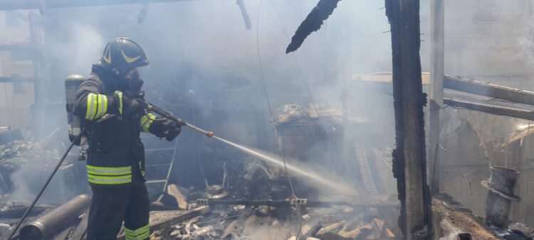 Vittoria, domato l’incendio in via Manzoni