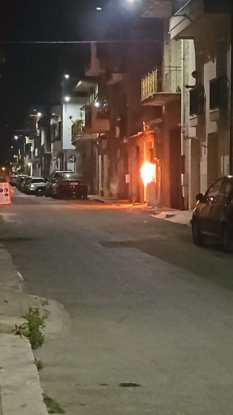 Vittoria, cabina elettrica in fiamme