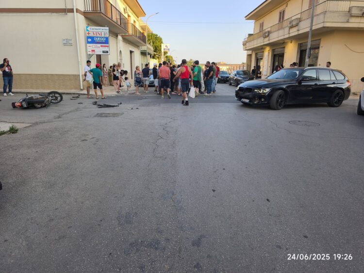 Acate, scontro auto-scooter: ferito il centauro