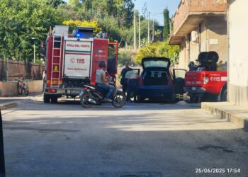 Vittoria, auto in fiamme a Forcone