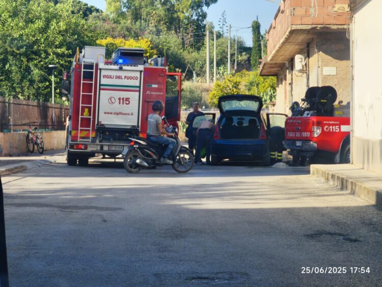 Vittoria, auto in fiamme a Forcone