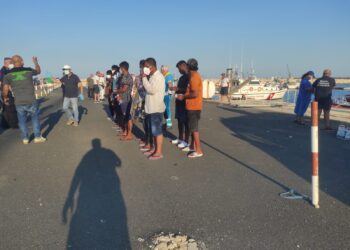 Sbarcati 44 migranti al porto di Pozzallo, una persona ricoverata in ospedale