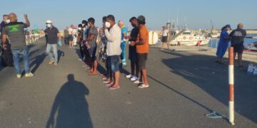 Sbarcati 44 migranti al porto di Pozzallo, una persona ricoverata in ospedale
