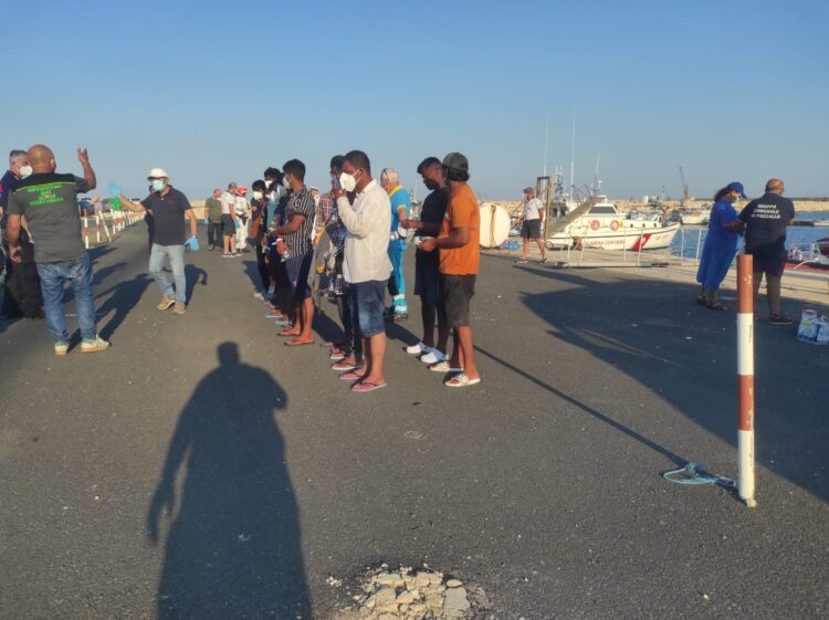 Sbarcati 44 migranti al porto di Pozzallo, una persona ricoverata in ospedale