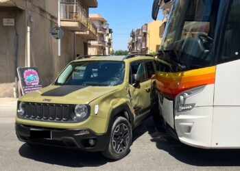 Vittoria, scontro tra un pullman di linea e un suv