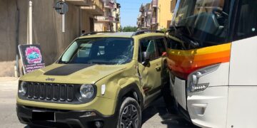 Vittoria, scontro tra un pullman di linea e un suv