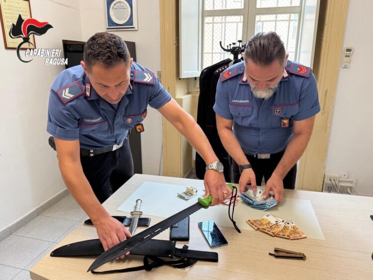 Ragusa, tunisino irregolare minaccia due passanti in centro con un machete: arrestato