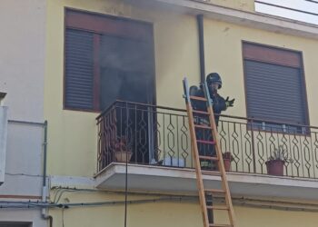 Vittoria, appartamento in fiamme in via Di Modica