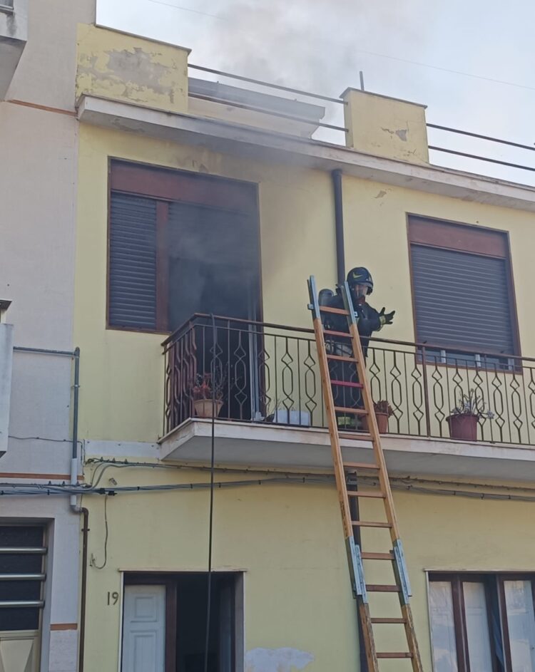 Vittoria, appartamento in fiamme in via Di Modica
