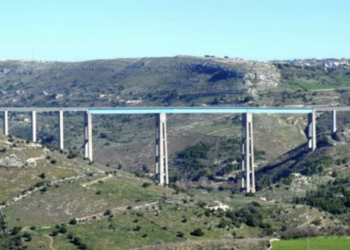 Ragusa, salvata e tirata su mentre era penzoloni nel vuoto