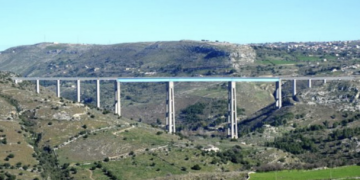 Ragusa, salvata e tirata su mentre era penzoloni nel vuoto