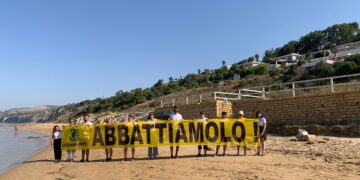 Abusi edilizi lungo la costa iblea, Goletta Verde ne ha già individuati quattordici