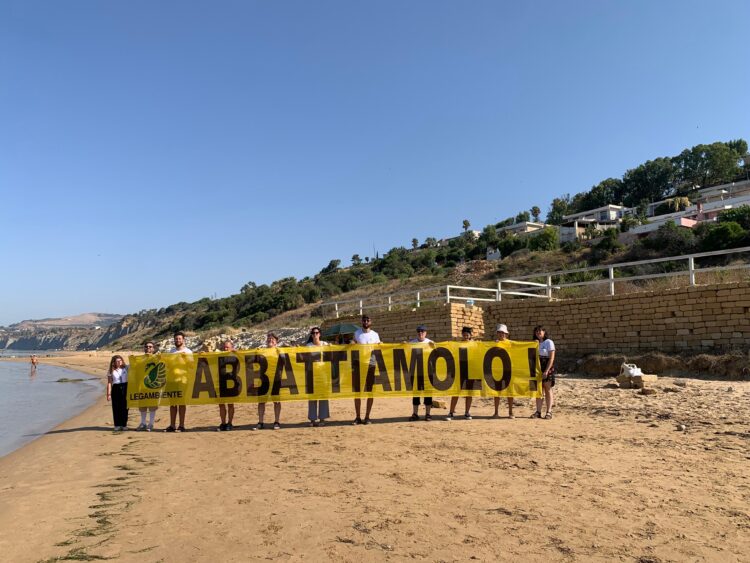Abusi edilizi lungo la costa iblea, Goletta Verde ne ha già individuati quattordici