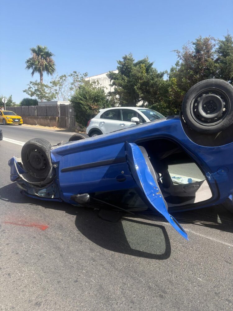 Donnalucata, auto si ribalta: ferito un giovane 22enne
