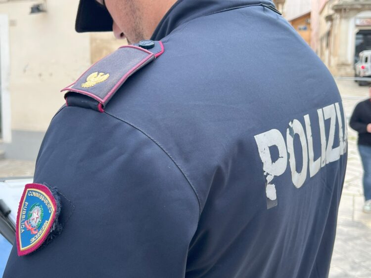 Comiso, beccato in flagranza mentre scambia le targhe dell’auto rubata