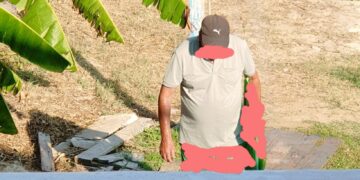 Scoglitti, fa pipì in spiaggia davanti a decine di persone dopo avere abbassato la parte anteriore del costume